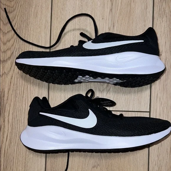NWT - Nike Revolution 8.5 Wide Black and White Running Shoes - Picture 6 of 12